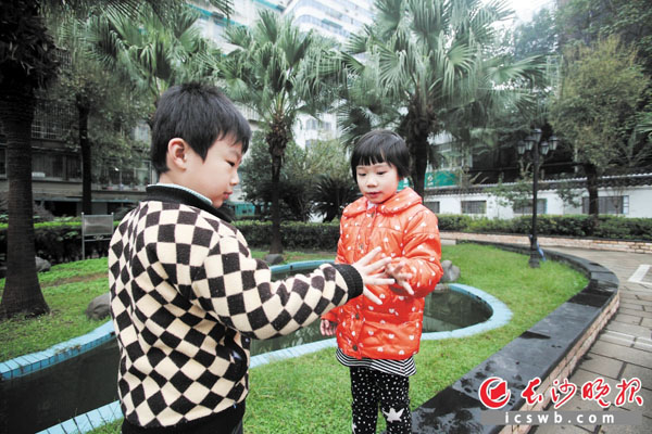 文艺路街道启动老旧小区改造,一批“70后80后家园”脱胎换骨变年轻。瞧,乔庄社区内,两个小朋友正在社区游园内开心玩耍。