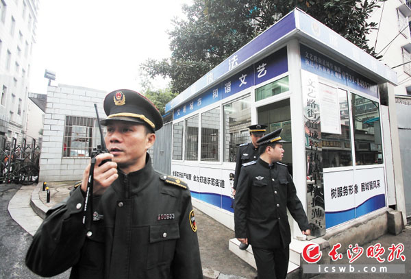 文艺路街道在人流密集地段设立城管岗亭,“执法前移”让城管队员遇到情况快反应快行动。 均为长沙晚报记者 熊伟 摄