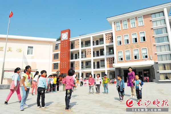 焕然一新的黄鹤小学，欢乐的孩子们。长沙晚报记者 周柏平 摄