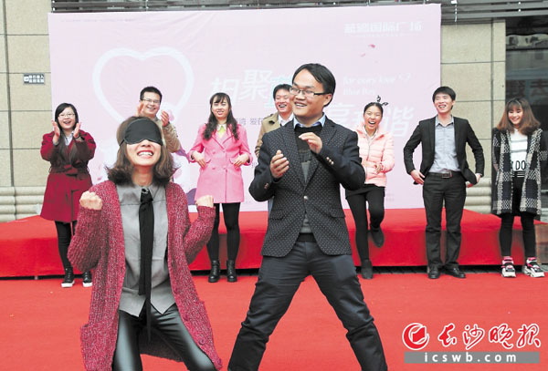 公益相亲会上，年轻人正在玩趣味游戏“人体克隆”，滑稽的表演不仅让相亲者拉近了距离，也让围观居民忍俊不禁。 长沙晚报记者 陈飞 摄