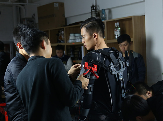 机械师为欧豪调制穿戴