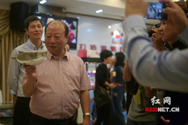 福建海魁集团董事长陈振魁向采访团展示被称为“统战鱼”的海产品。