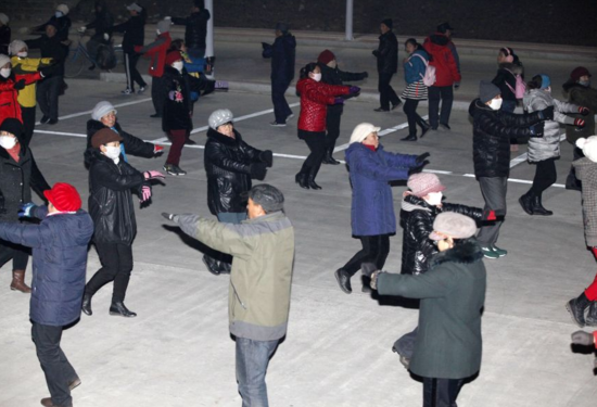 黑龙江大妈跳广场舞 全副武装应对雾霾