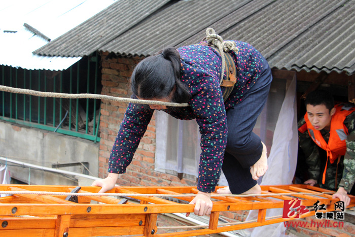 消防拉梯搭建生命通道。