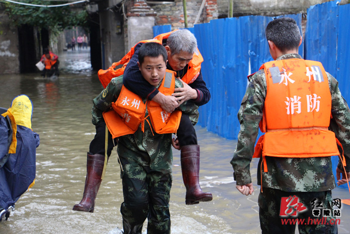 营救被困老人。