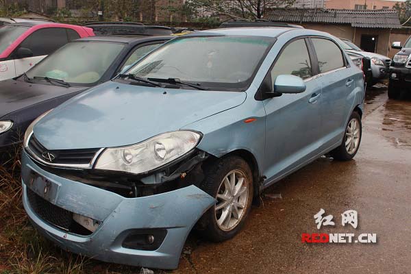 张某驾驶的冲关小车（右一）破损严重。