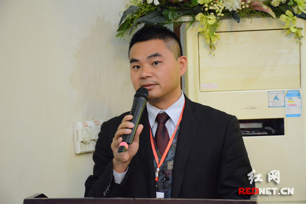 新当选的湖南省青年书法家协会主席梁理在会上讲话。
