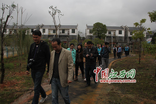 网媒记者在八都镇中村移民新村参观