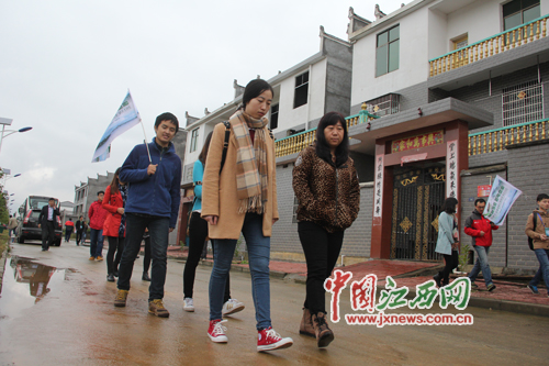 网媒记者在八都镇中村移民新村参观