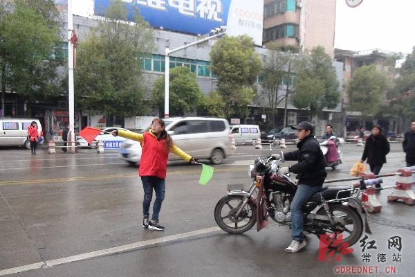 安乡义工开展交通劝导志愿服务活动