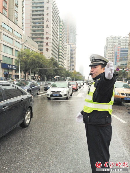 昨日早上,芙蓉路营盘路口,杨永超在指挥交通。 长沙晚报记者 聂映荣 摄
