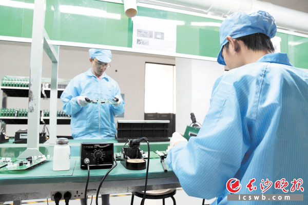 长沙高新区多举措为企业知识产权专利保驾护航。图为天冠电子员工正在研发芯片。 长沙晚报通讯员 袁路华 摄