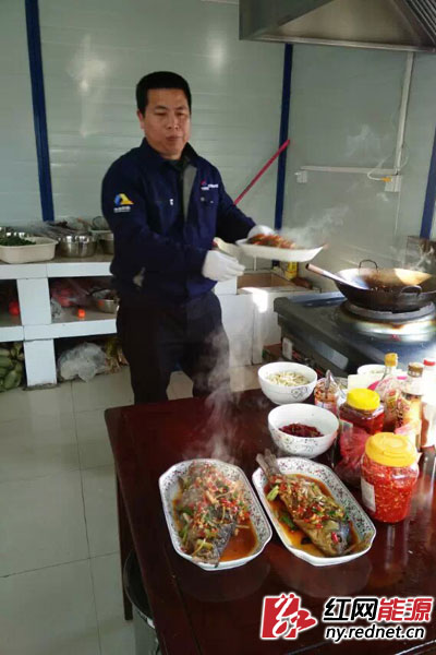 李海滨在工地过春节下厨炒菜。