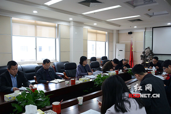 湖南省发改委党组书记、主任谢建辉介绍“十二五”相关情况。