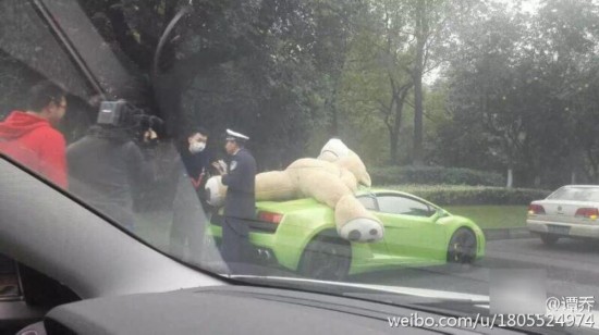 成都街头一豪车载超大号毛绒熊被交警查处