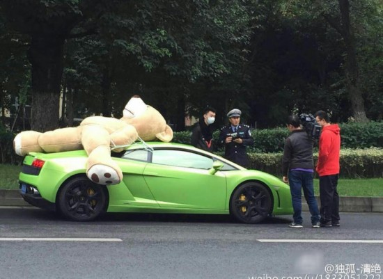成都街头一豪车载超大号毛绒熊被交警查处