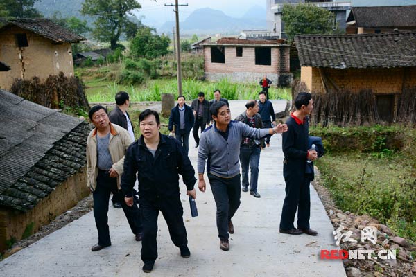 中南大学14人调研团深入大圩镇访贫问苦。