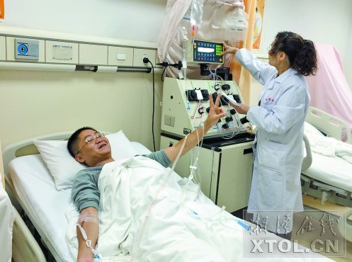 冯华宇在术前向我们打出胜利的手势