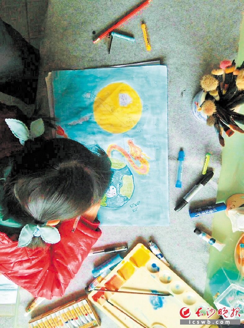 孩子适当做一些手工作业可以锻炼其动手能力,但布置作业时也要考虑到孩子的理解和接受能力。长沙晚报记者 贺文兵 摄