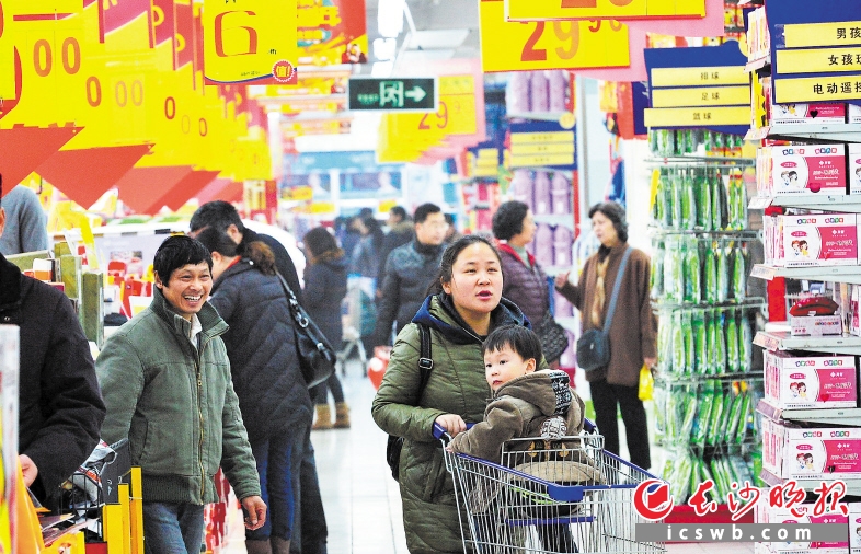 　　图为市民在步步高超市购物。 长沙晚报记者 陈飞 摄