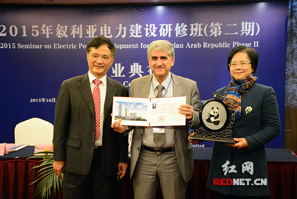 　　周文妤和李后军一起为学员们颁发结业证书，并与学员们合影留念。