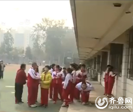 济南一小学蜗居体育场看台下4年 学生开灯上课