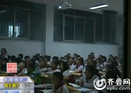 济南一小学蜗居体育场看台下4年 学生开灯上课