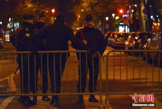 当地时间11月13日晚，法国首都巴黎同时发生包括爆炸和枪击在内的多起恐怖袭击，已造成上百人遇难，另有多人伤势严重。奥朗德称，此次袭击规模“前所未有”。
