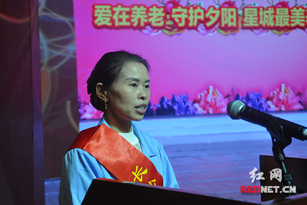 十佳养老护理员代表刘平发言表示，“老人们的依赖和信任，让我意识到自己工作的重要性，感受到了自己身上的责任。”