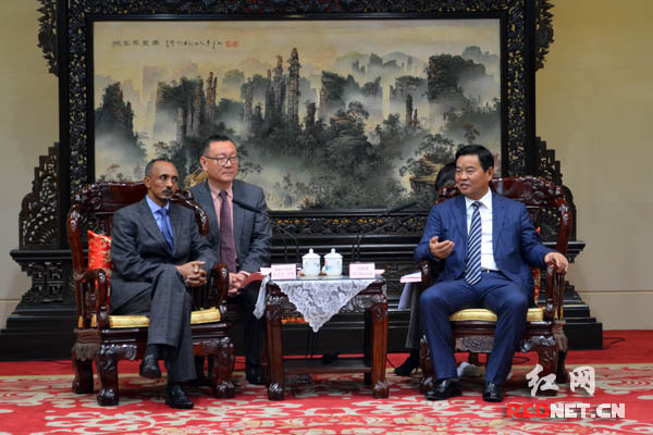 湖南省副省长何报翔(右)会见埃塞俄比亚税务和海关总局局长贝克尔·沙莱（左）。