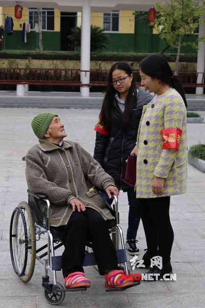 陪刘光仪老人晒太阳。