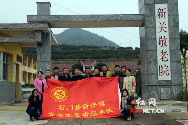 在敬老院门口集体合影。