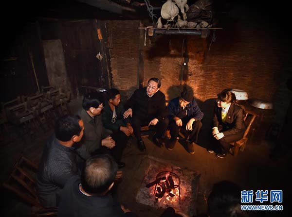 11月16日至18日，中共中央政治局常委、全国政协主席俞正声来到湖南湘西土家族苗族自治州，深入工厂企业、民族村寨、学校医院，就民族地区扶贫开发进行调研。这是11月17日，俞正声在花垣县排料乡芷耳村一贫困农户家中拉家常、问生计。新华社记者 李涛 摄