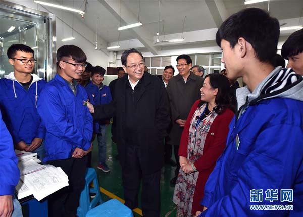 这是11月17日，俞正声在湘西民族职业技术学院同学生们亲切交谈。新华社记者 李涛 摄
