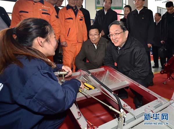 这是11月16日，俞正声在湖南奥鑫新能源车业有限责任公司生产车间同工人亲切交谈。新华社记者