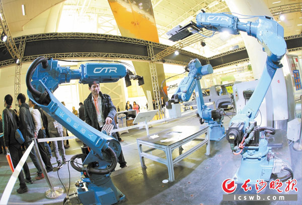 2015中国（长沙）国际工程机械配套件博览交易会上，工程机械“湘军”新推出的高精尖产品引人关注。长沙晚报记者 陈飞 摄