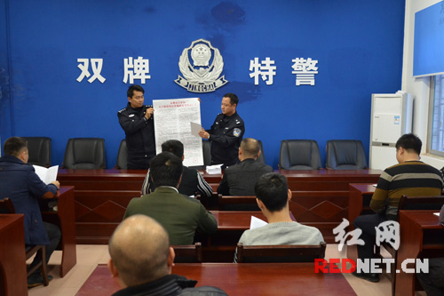 民警在座谈会上回答群众代表关于预防电信诈骗的相关问题。