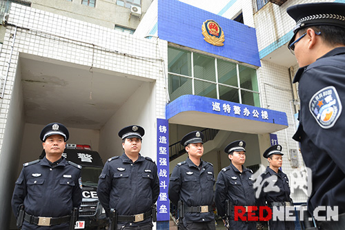 观摩县公安局民警日常出警。