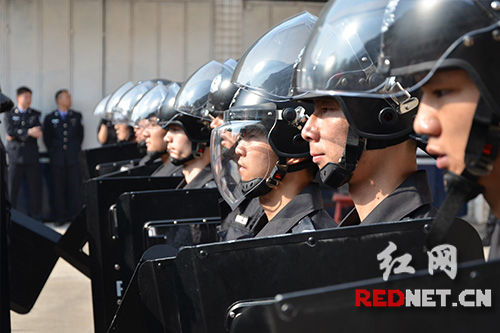 观摩县巡特警大队警棍盾牌操表演。