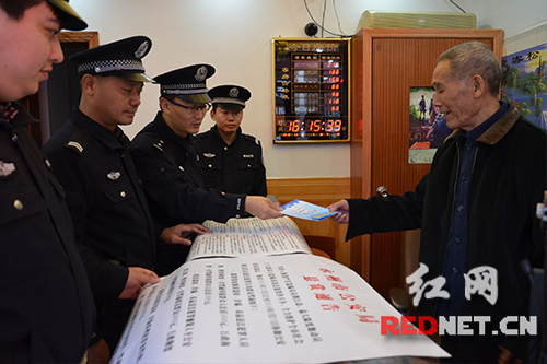 民警向城乡结合部旅馆业主发放宣传资料。