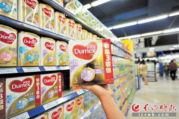在精彩生活超市，顾客正在选购奶粉。长沙晚报记者 邹麟 摄