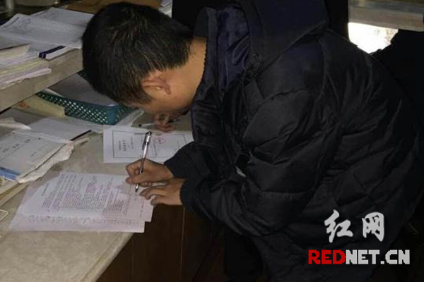 犯罪嫌疑人在拘留证上签名。