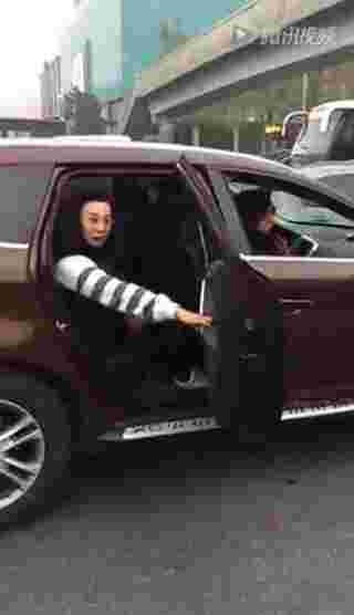 曝豪车女子大骂的哥司机是下等人 开沃尔沃就这么牛？