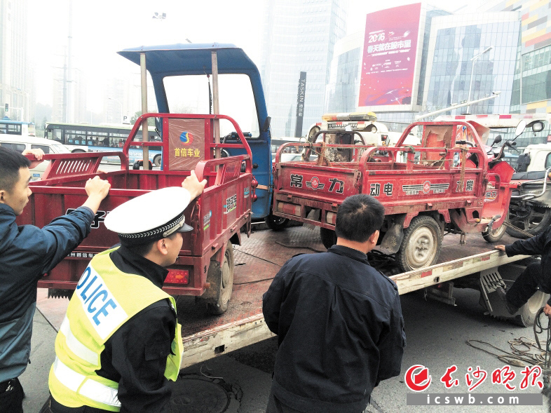 短短半个小时内,就有数十辆无牌无证的闯禁摩托车被现场查处。 长沙晚报记者 小刘军 摄