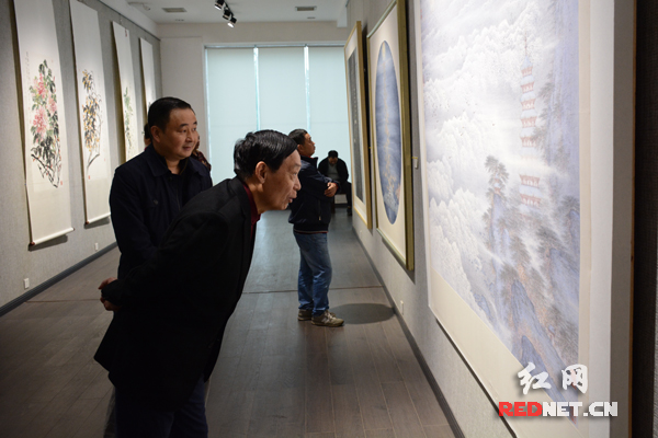 湖南省文联主席谭仲池出席画展开幕式，并观看展览。