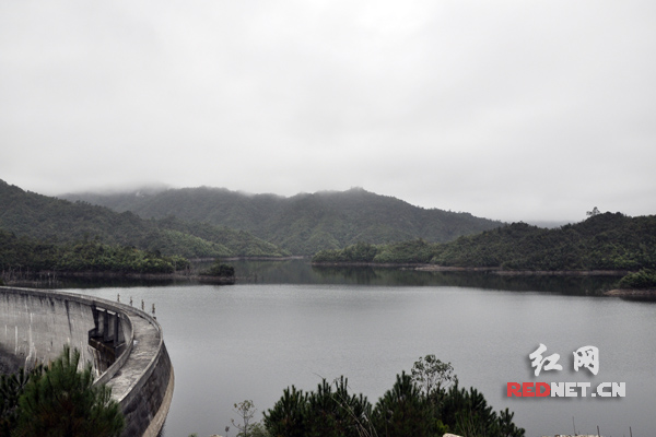 位于湘江源头核心保护区的板塘水库，青山环绕，水质清澈。