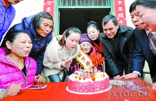 许月华（左一）等人共同为文娭毑祝寿。（记者 陈旭东 摄）