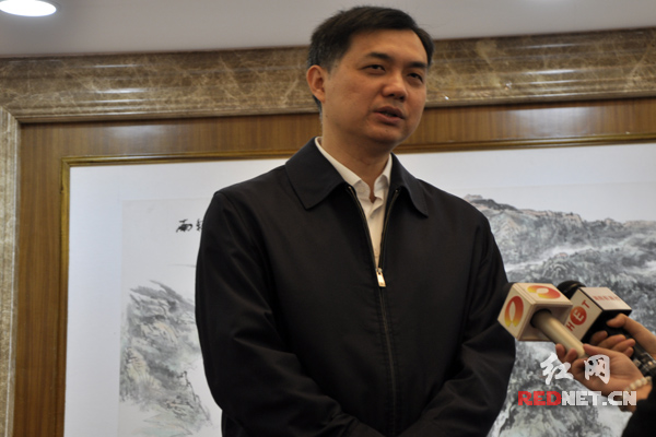 衡阳市市委副书记、市长周海兵接受记者采访。
