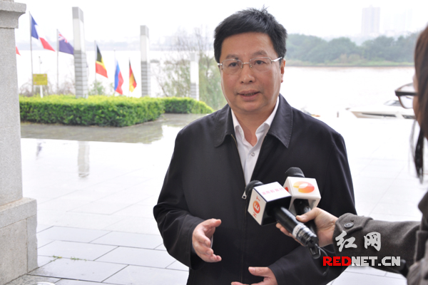 长沙市委副书记，市人民政府市长胡衡华接受记者采访。