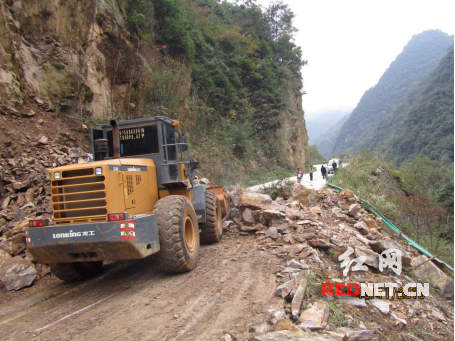 垮方清理作业现场。